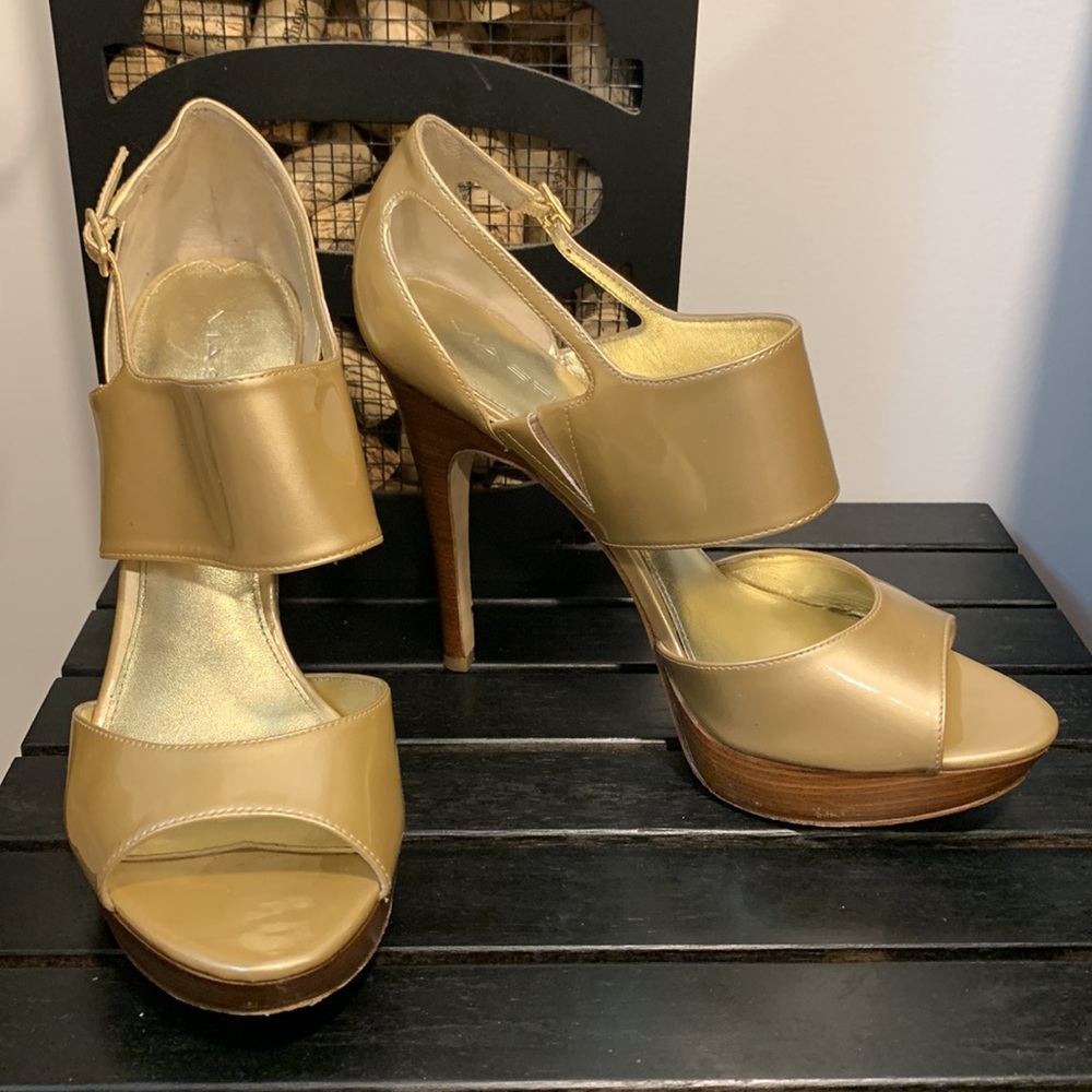 Via Spiga Elyria Gold Patent Sandal Platform Wood